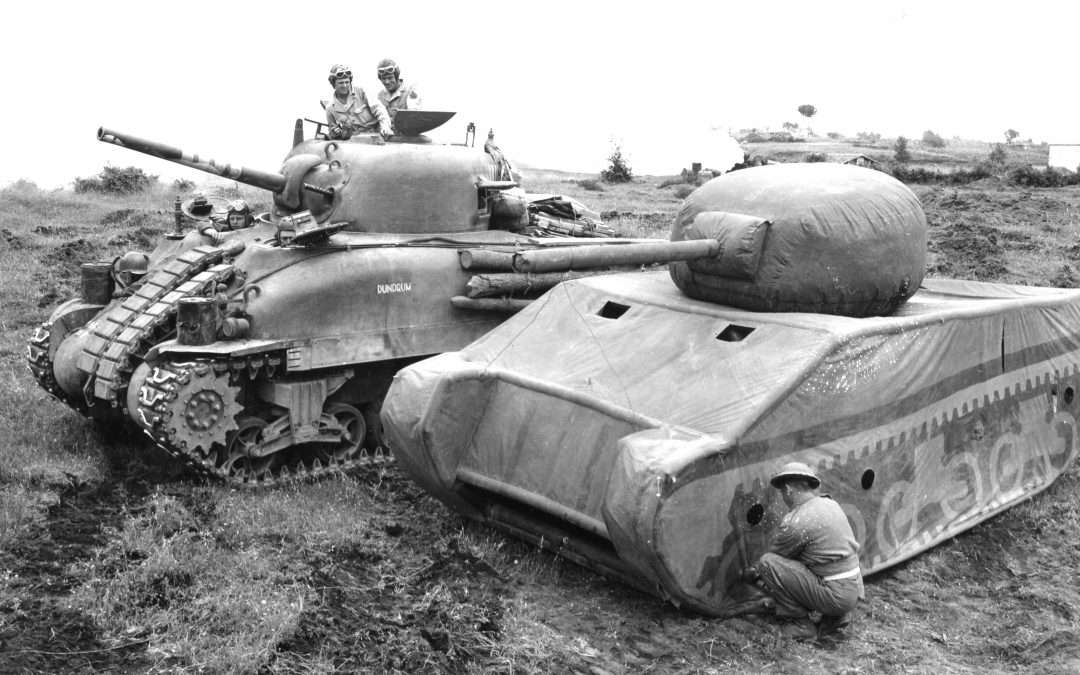Tanques insufláveis e aviões de palha: os enganos da segunda guerra mundial em imagens