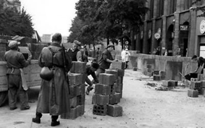 Início da construção do muro de Berlim