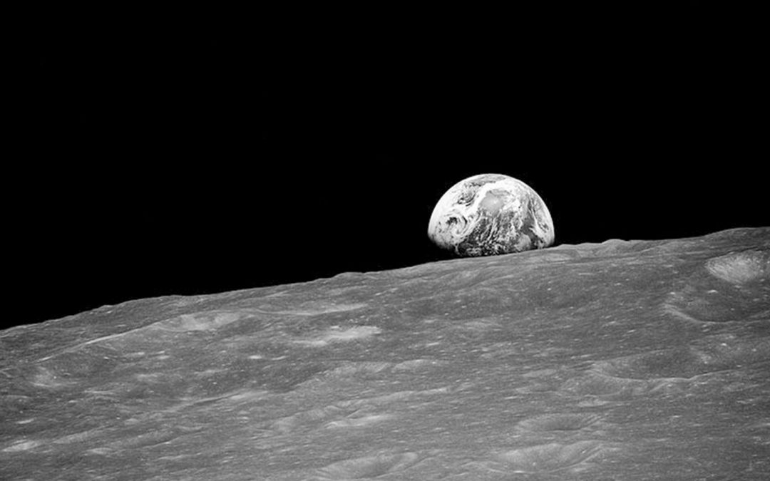 A primeira fotografia da Terra na órbita da Lua